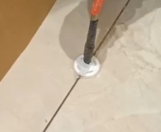 丰台瓷砖空鼓维修公司专业解答瓷砖在铺贴过程中，如果没有涂抹均匀到位的粘结材料（如水泥砂浆或瓷砖胶），可能会导致以下问题