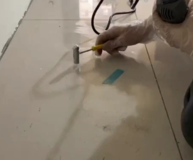 丰台瓷砖开裂维修公司专业分享瓷砖在铺贴前如果没有沥干水分，将会导致以下问题